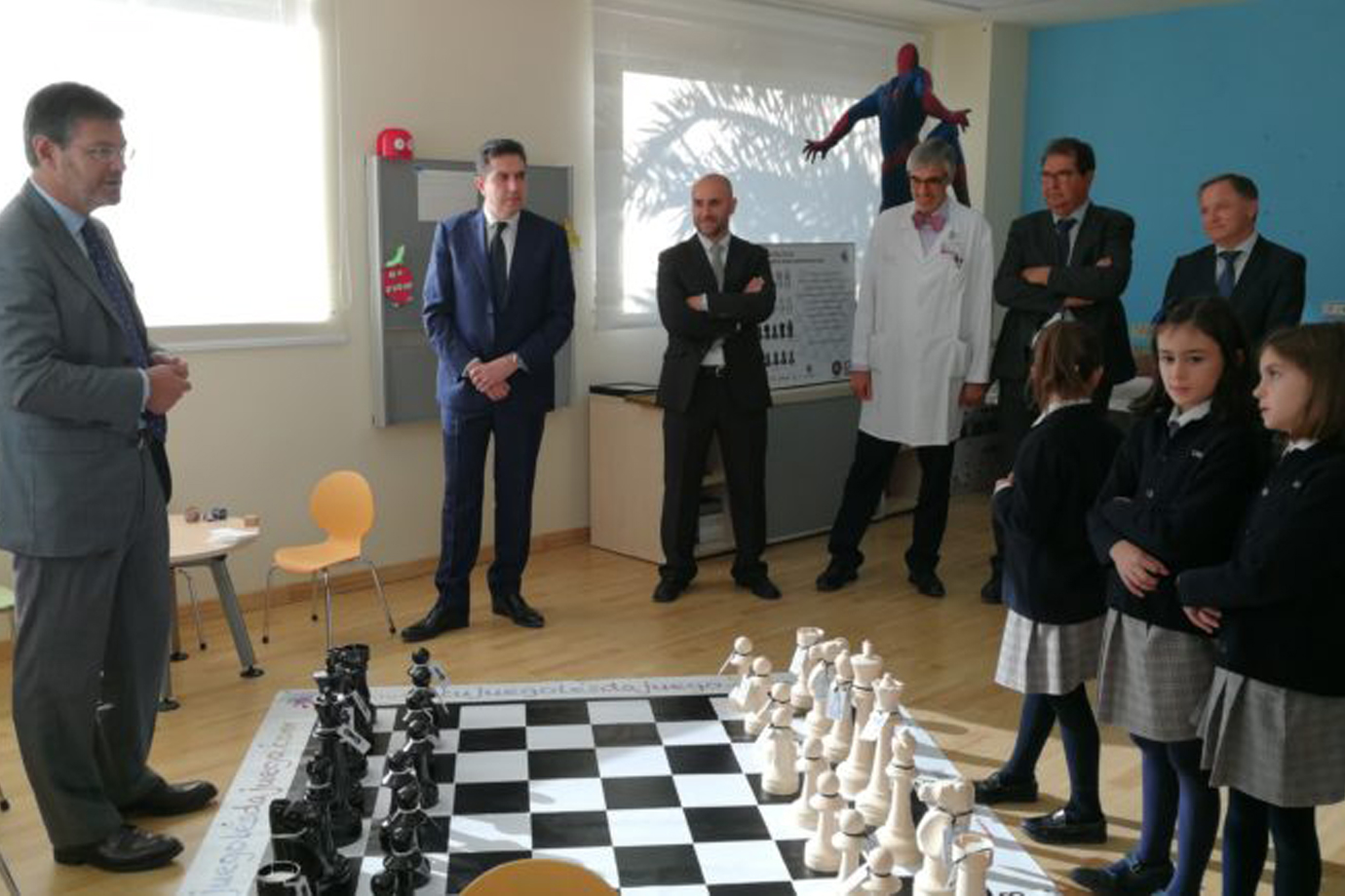 Presentación del ajedrez de gran formato con Rafael Catalá y escolares en el Hospital de Elche