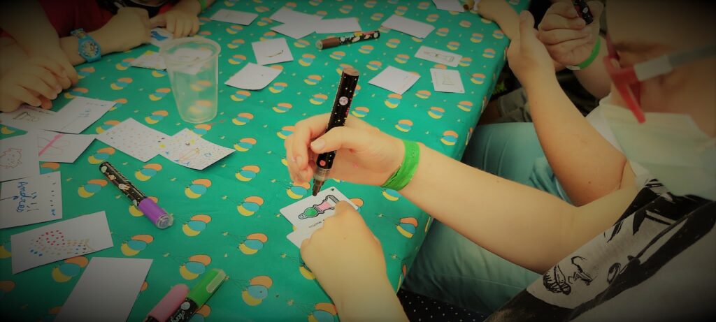 Manos dibujando tarjetas durante una actividad participativa