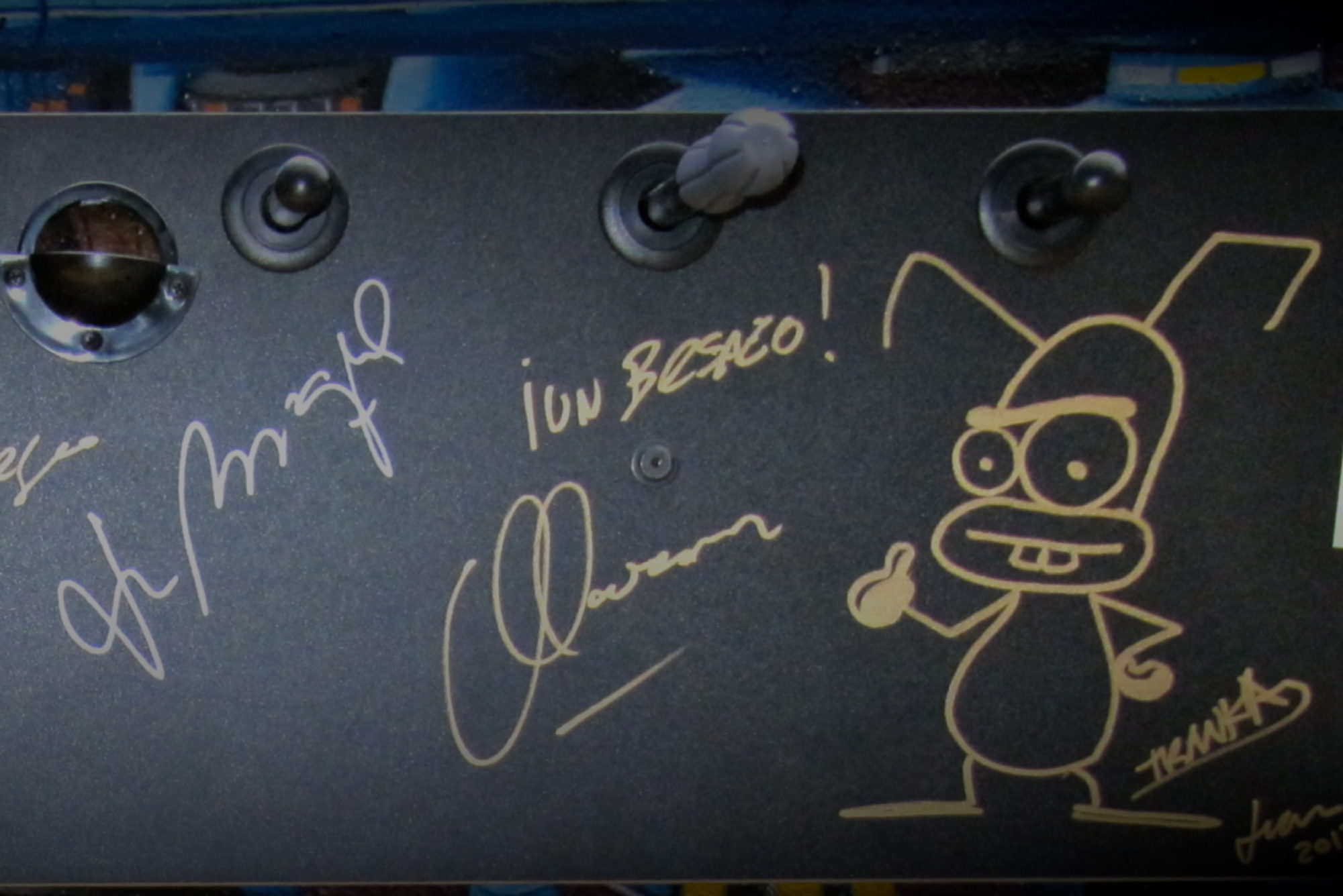 Detalle de dibujos y firmas en un futbolín de la iniciativa