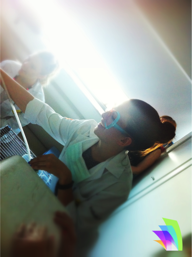 Jóvenes participando en una experiencia práctica de laboratorio