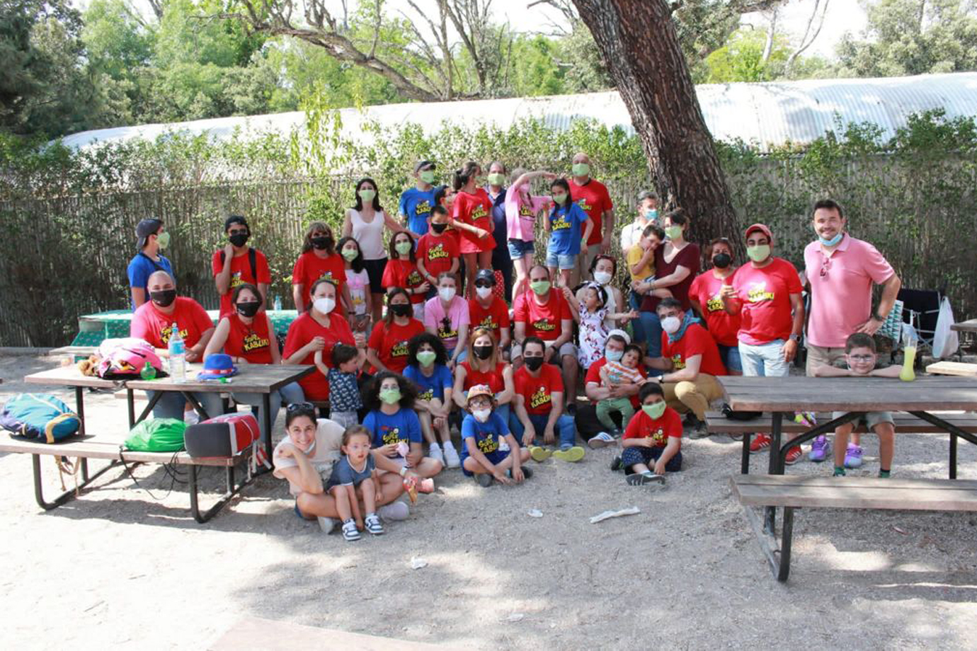Grupo de niños y adultos al aire libre en una actividad de Certifica una sonrisa.